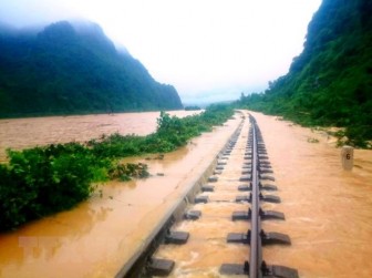 Tuyến đường sắt Bắc-Nam bị trôi nền đường ray, tê liệt vì bão số 9