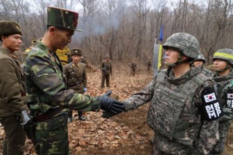 Binh sĩ Triều Tiên và Hàn Quốc bắt tay thân thiện ở khu DMZ
