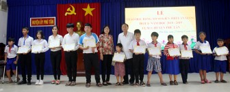 Phú Tân: Trao 230 suất học bổng Xổ số kiến thiết An Giang