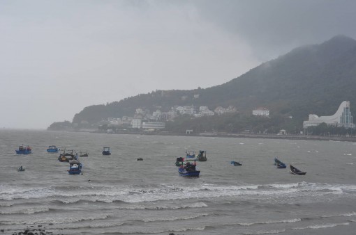 Nhiều nhà bị sập đổ, tàu thuyền bị bão cuốn trôi