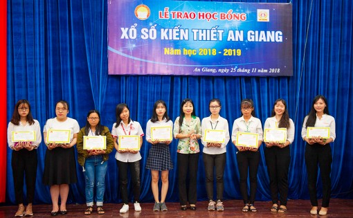 Trao 276 suất học bổng Xổ số kiến thiết An Giang đợt 1 năm học 2018- 2019