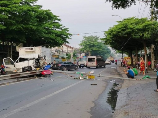 Vĩnh Long: Tông dải phân cách, tài xế xe tải gãy chân