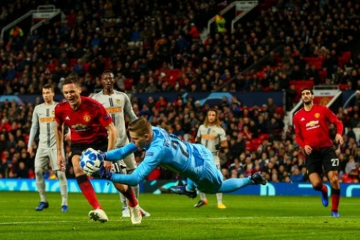 Fellaini tái hiện “Fergie Time”, Quỷ đỏ giành vé vào vòng knock-out