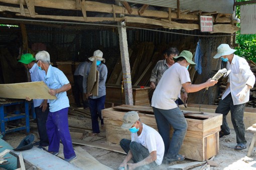 Những lão nông đóng hơn 1000 chiếc hòm từ thiện cho người nghèo