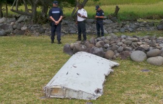 Tìm thấy 5 mảnh vỡ mới nghi của máy bay MH370