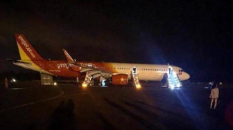 Máy bay Vietjet Air gặp sự cố, khách ra ngoài bằng cửa thoát hiểm