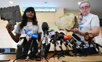 Những mảnh vỡ mới tìm thấy được cho là từ máy bay MH370 xấu số