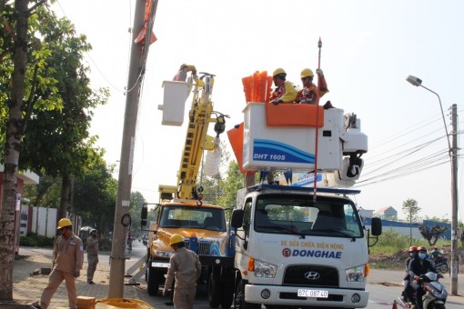 Công ty Điện lực An Giang ra mắt Đội thi công sửa chữa điện nóng (Hotline)