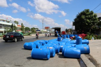 Xe tải chở hơn 100 thùng axit lật trên quốc lộ ở Bình Thuận