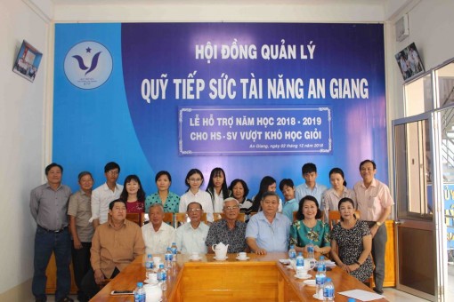 Hội đồng Quản lý quỹ Tiếp sức tài năng An Giang trao hỗ trợ cho 8 học sinh, sinh viên