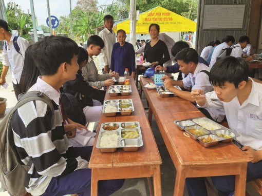 “Chắp cánh” cho học sinh khó khăn