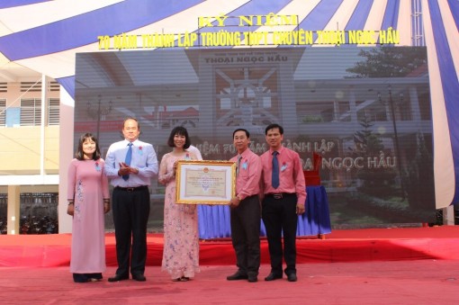 Tự hào Trường THPT Chuyên Thoại Ngọc Hầu
