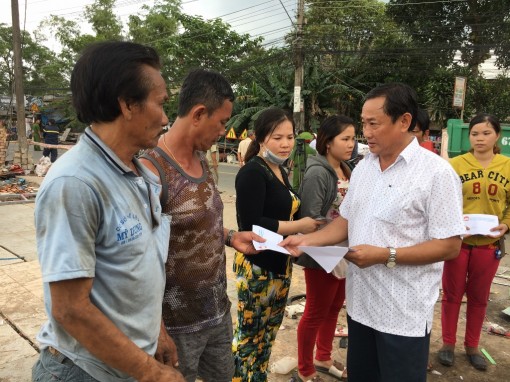 Trao tiền hỗ trợ các hộ dân bị sạt lở