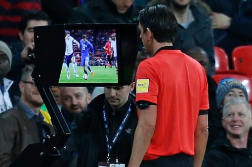 Champions League sẽ áp dụng VAR từ vòng loại trực tiếp