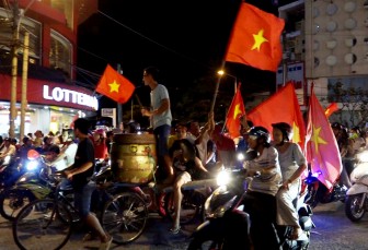 Hàng ngàn người Long Xuyên xuống đường mừng chiến thắng của đội tuyển Việt Nam