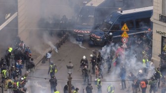 Biểu tình bạo loạn nổ ra ở Paris (Pháp), cảnh sát phải bắn hơi cay