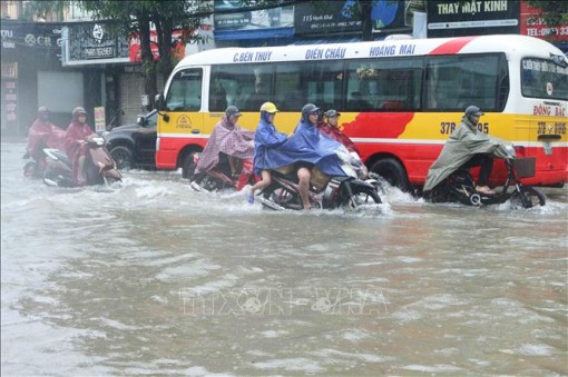 Ngập úng, xuất hiện nhiều 'hố tử thần' sau mưa lớn ở TP Vinh, Nghệ An