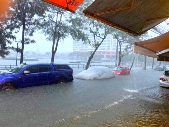 Đà Nẵng đang ngập sâu do mưa lớn