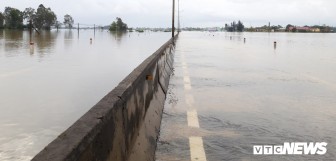 Nước ngập sâu 1m, giao thông trên quốc lộ 1A qua Quảng Nam tê liệt