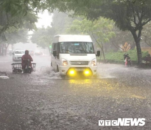Ngày mai, miền Bắc rét đậm, miền Trung tiếp tục mưa lớn