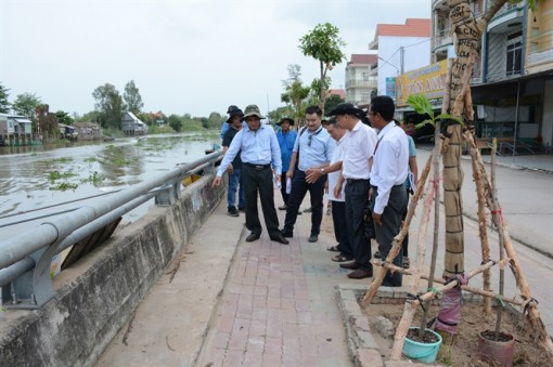 Đồng Tháp: Khắc phục sụt lún vỉa hè bờ kè chợ Trường Xuân