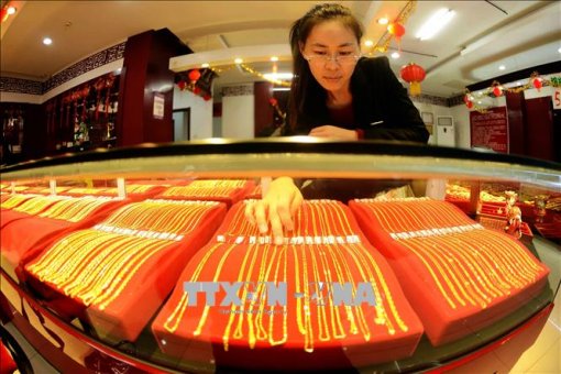 Giá dầu tăng nhẹ, giá vàng thế giới áp sát mức 'đỉnh' trong 5 tháng