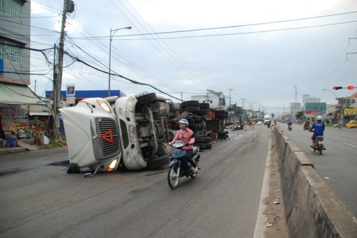 Tiền Giang: Lật xe chở bia, một số người 'hôi bia' mặc tài xế chật vật can ngăn