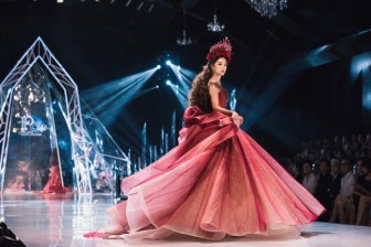 Hoa hậu Tiểu Vy tự tin trình diễn thời trang với vai trò vedette
