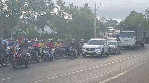 Xe tải mất lái gây tai nạn, quốc lộ 20 tê liệt