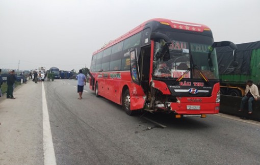 Tai nạn liên hoàn trên quốc lộ 1A, 4 xe hư hỏng nặng