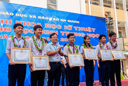 Trao giải Cuộc thi khoa học - kỹ thuật dành cho học sinh trung học