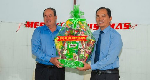 Lãnh đạo tỉnh, TP. Long Xuyên: Thăm, chúc mừng Giáng sinh Hội thánh Tin lành Long Xuyên