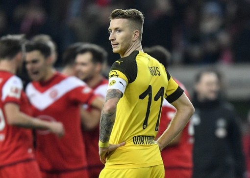 Dortmund thua đội 'cầm đèn đỏ,' Bundesliga nóng trước Giáng sinh