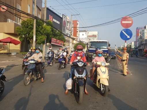 Xe bồn bê tông cuốn xe đạp xuống gầm ngay ngã tư Mậu Thân, Cần Thơ