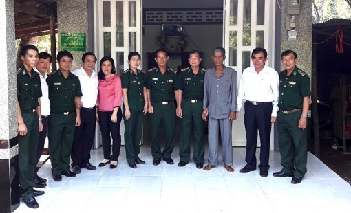 Trao 10 căn nhà Đại đoàn kết cho hộ nghèo