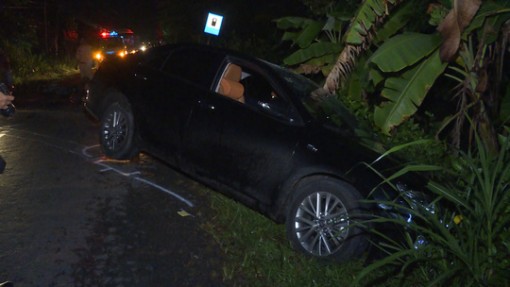 Vĩnh Long: Va chạm trong đêm Giáng sinh, 1 người bị hất nằm trên nóc xe Camry