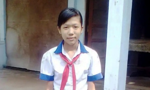 Bến Tre: Nữ sinh nghèo lớp 9 miền biển mặn nhặt được cọc tiền đem trả ngay