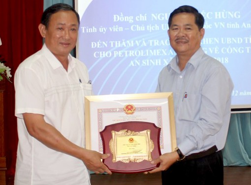Tặng bằng khen UBND tỉnh cho doanh nghiệp đóng góp an sinh xã hội