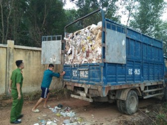 Bắt đoàn xe từ Bình Dương qua Đồng Nai đổ trộm chất thải