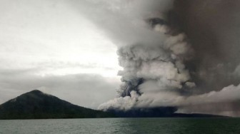 Indonesia nâng mức cảnh báo hoạt động của núi lửa Anak Krakatau