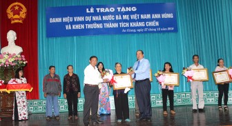 Trao tặng danh hiệu mẹ Việt Nam Anh hùng và khen thưởng thành tích kháng chiến