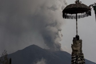 Indonesia: Núi lửa Agung trên đảo Bali phun trào kéo dài 3 phút