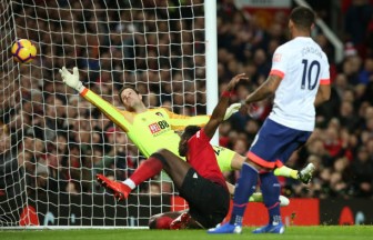 Pogba 'nhảy múa' tại Old Trafford, Man United chỉ còn kém Arsenal 3 điểm