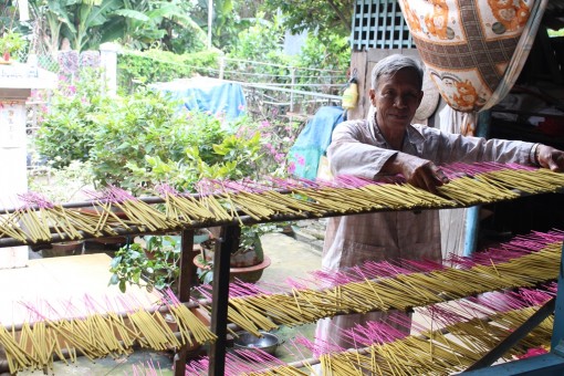 Thăm “làng” nhang Bình Đức!