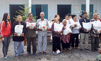 Trao 150 phần quà cho hộ Khmer nghèo và học sinh xã An Cư