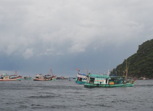 Sóng to gió lớn, cản trở cứu hộ tại Hòn Chuối, Cà Mau