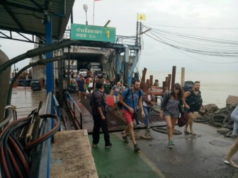 Bão Pabuk gây sóng cao 7m, du khách tháo chạy khỏi các đảo du lịch Thái Lan