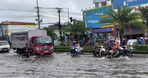 Ảnh hưởng bão số 1, TP Cà Mau ngập sâu trong biển nước