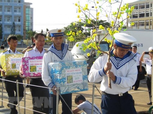 Hai tàu Trường Sa bắt đầu hành trình mang quà Tết đến nhà giàn DK1