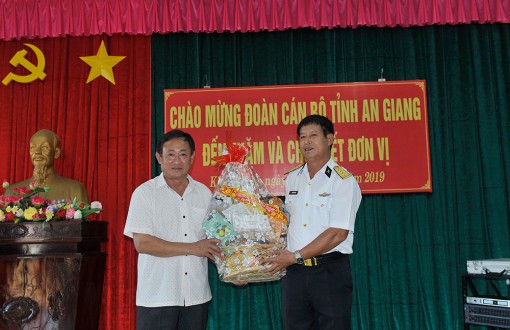 Đoàn cán bộ tỉnh An Giang chúc Tết Vùng 5 Hải quân
